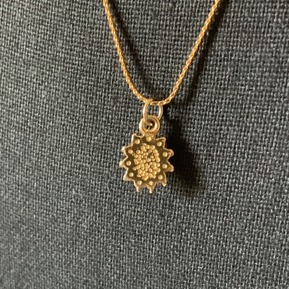 Faux Pearl and Rhinestone Floral Pendant on a Woven Gold Tone Chain - Picture 6 of 10